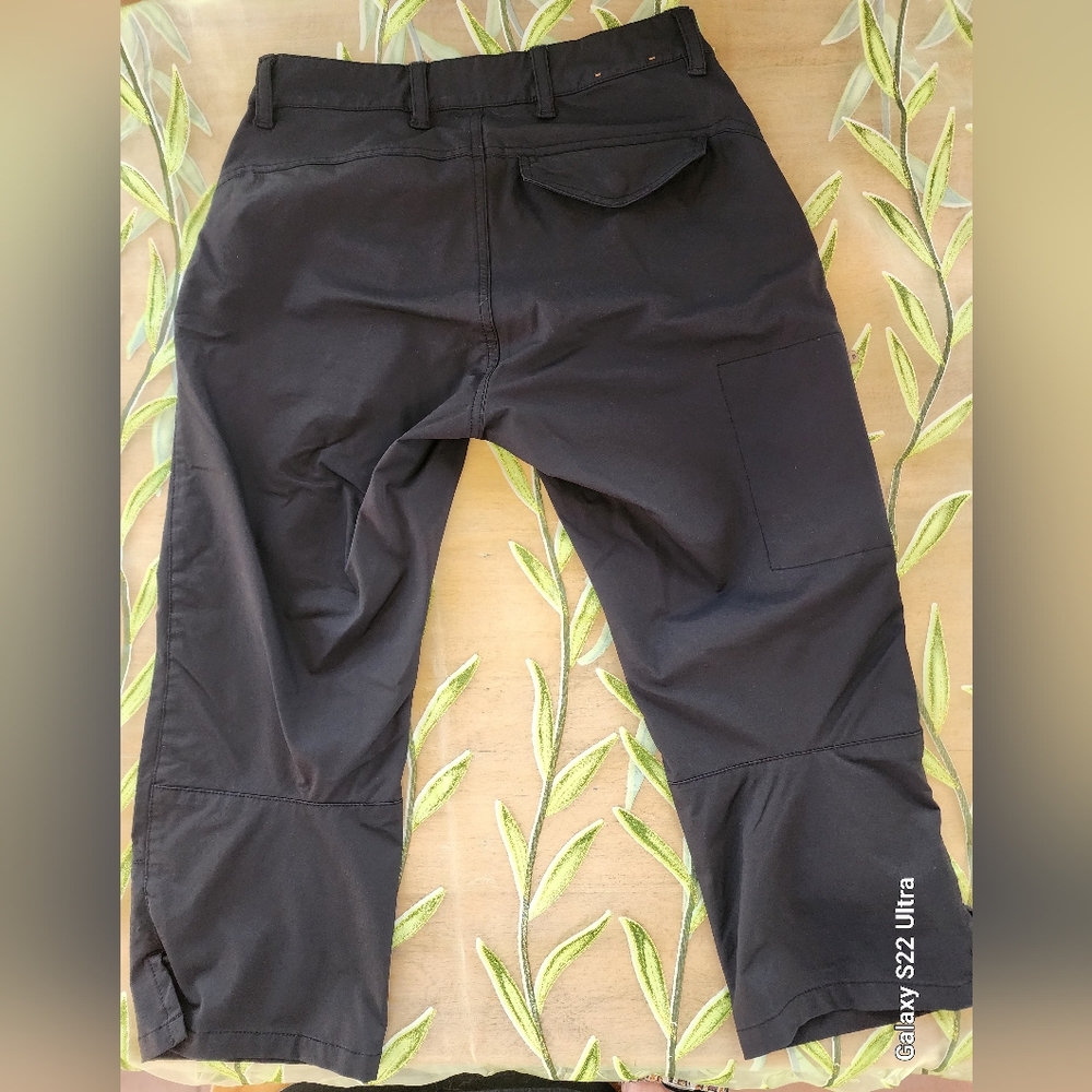 Fjallraven Black Capris for Versatile Wear - Picture 9 of 10